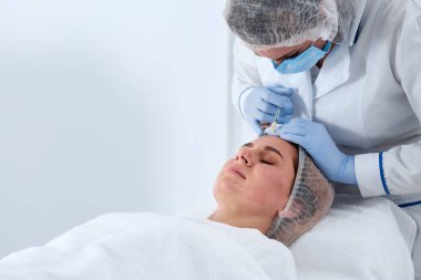 Kadın yüz biorevitalization yordam salonda geçirecek. Kozmetik tedavi