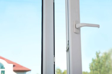 Kapalı modern pencereden mavi gökyüzünün görünümü