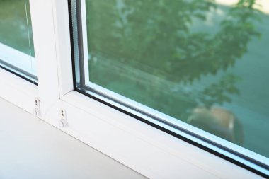 Modern camlı pencere ve eşik kapalı, portre
