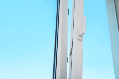 Kapalı modern pencereden mavi gökyüzünün görünümü