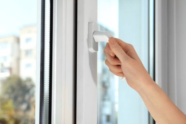 Kadın yeni modern penceresini, portre görünümünde açma