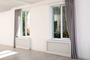 Modern windows ile Oda içinde perdeleri. Ev iç