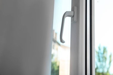 Modern pencere ve perde kapalı, closeup görünümü. Ev iç