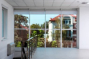 Büyük pencereli ferah boş oda. Ev iç