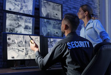 Güvenlik görevlileri modern Cctv kamera kapalı izleme