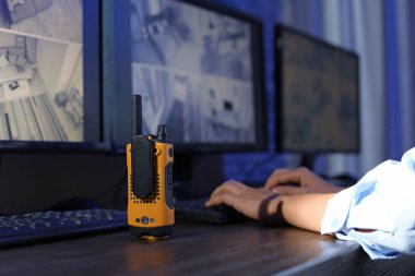Kadın güvenlik görevlisi taşınabilir vericisi closeup modern Cctv kamera kapalı, izleme