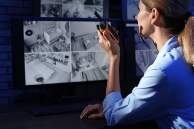 Kadın güvenlik görevlisi ile Taşınabilir verici modern Cctv kamera kapalı izleme