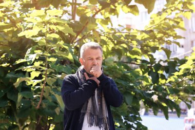 Adam öksürük ve soğuk açık havada acı