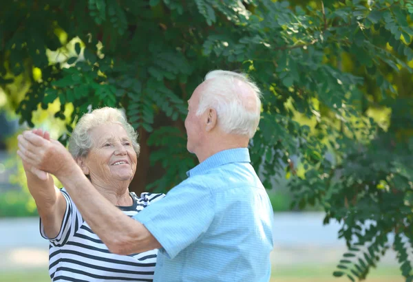 Bonito Casal Idosos Dançando Livre Tempo Juntos — Fotografia de Stock