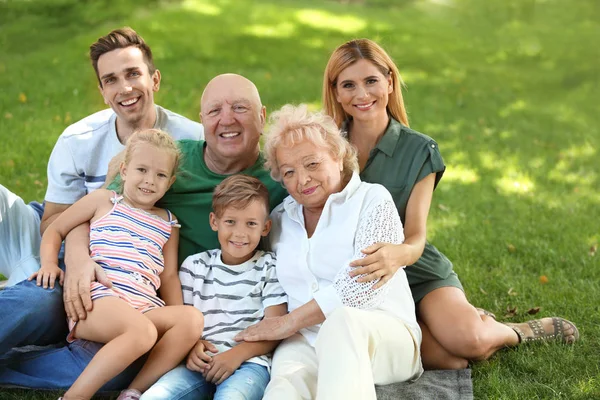 Paar Mit Kindern Und Älteren Eltern Park — Stockfoto