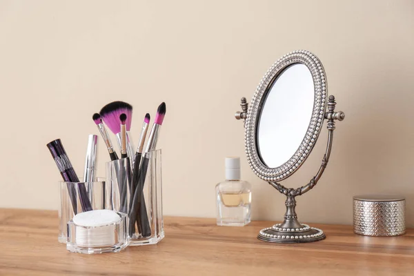 Organizador Com Produtos Cosméticos Para Maquiagem Espelho Mesa Contra Parede — Fotografia de Stock