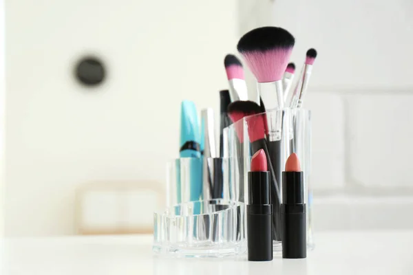 Organizador Con Productos Cosméticos Para Maquillaje Mesa Interior — Foto de Stock