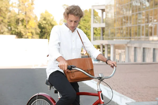 Привабливий Чоловік Їде Велосипеді Міській Вулиці — стокове фото