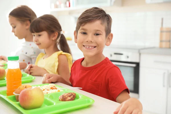 Crianças Sentadas Mesa Comendo Alimentos Saudáveis Durante Intervalo Escola — Fotografia de Stock