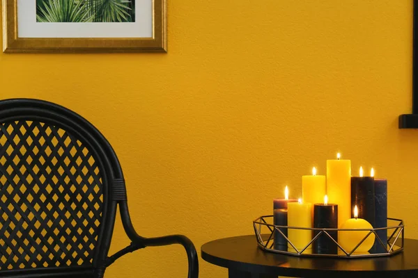 Brûler Des Bougies Sur Table Près Mur Couleur Dans Chambre — Photo