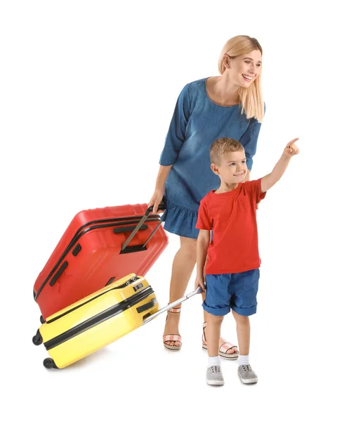 妇女和她的儿子与行李箱在白色背景 度假旅行 — 图库照片