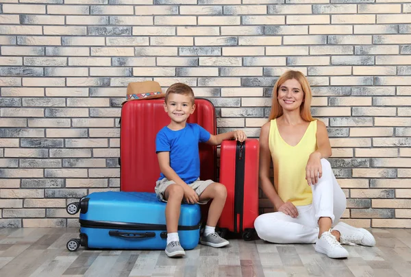 Mujer Hijo Con Maletas Cerca Pared Ladrillo Viaje Vacaciones — Foto de Stock