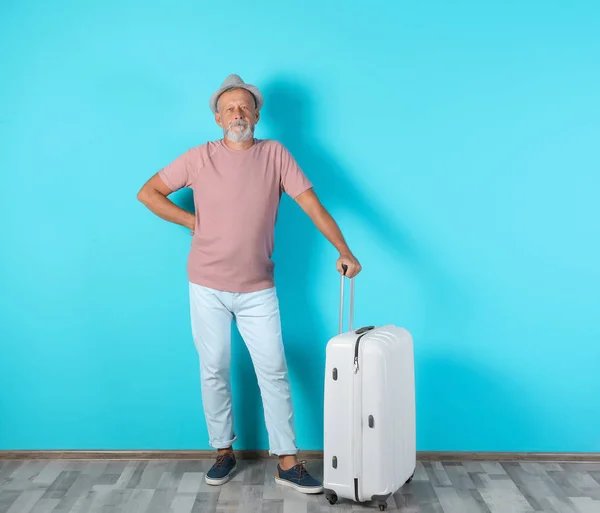 Homem Sênior Com Mala Perto Parede Colorida Viagem Férias — Fotografia de Stock