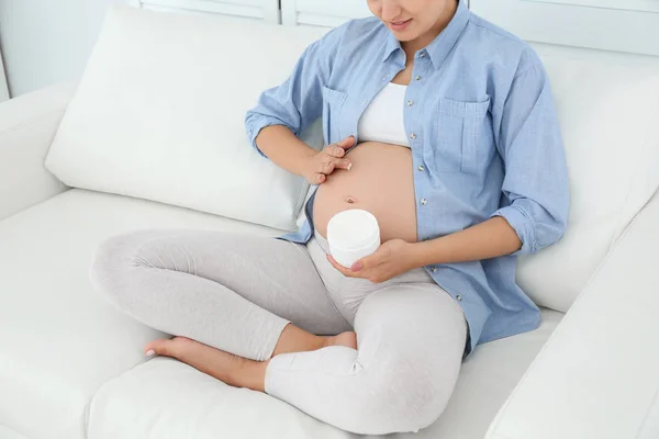 Mujer Embarazada Aplicando Crema Corporal Vientre Casa Primer Plano — Foto de Stock