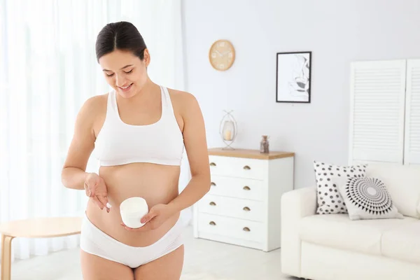 Mujer Embarazada Sosteniendo Crema Corporal Casa — Foto de Stock