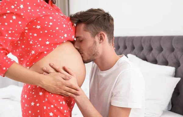 Jonge Man Zoenen Zijn Zwangere Vrouw Buik Slaapkamer — Stockfoto