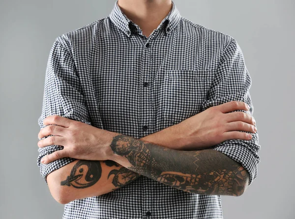 Ung Man Med Snygga Tatueringar Grå Bakgrund — Stockfoto