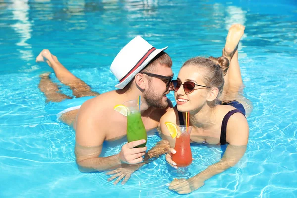 Junges Paar Mit Erfrischenden Cocktails Schwimmbad Des Resorts — Stockfoto