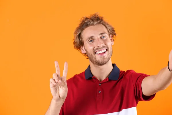 Guapo Joven Riendo Tomando Selfie Sobre Fondo Color — Foto de Stock