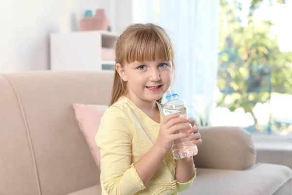 Linda Niña Sosteniendo Botella Con Agua Interior — Foto de Stock