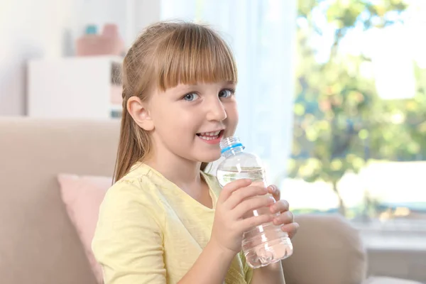 Linda Niña Sosteniendo Botella Con Agua Interior — Foto de Stock