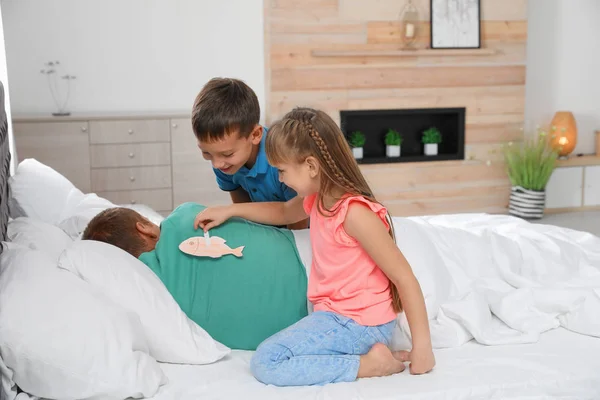 Les Enfants Collent Papier Poisson Dans Dos Leur Père Jour — Photo