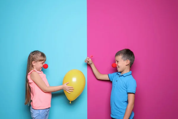 Les Enfants Font Une Blague Sur Explosion Ballon Sur Fond — Photo