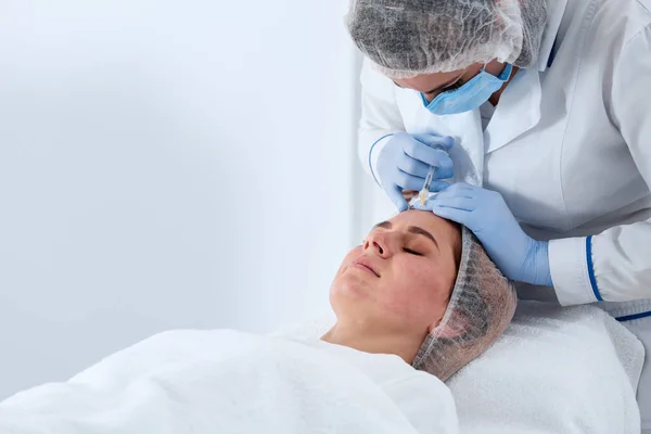 Mujer Sometida Procedimiento Biorevitalización Facial Salón Tratamiento Cosmético — Foto de Stock