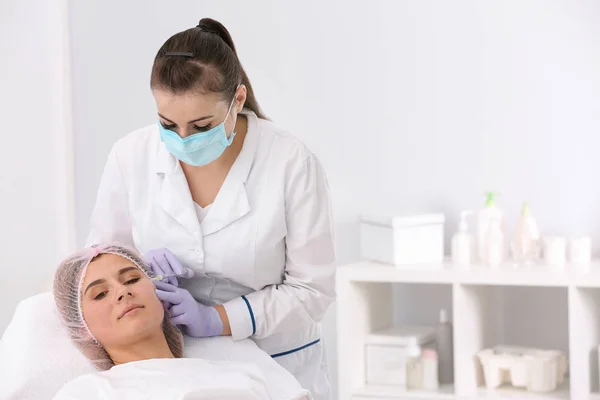 Femme Subissant Une Procédure Biorevitalisation Visage Dans Salon Traitement Cosmétique — Photo