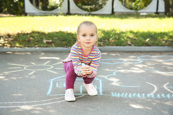 Kleines Kind Zeichnet Mit Bunter Kreide Auf Asphalt — Stockfoto