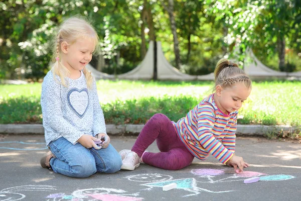 Kleine Kinder Malen Mit Bunter Kreide Auf Asphalt — Stockfoto