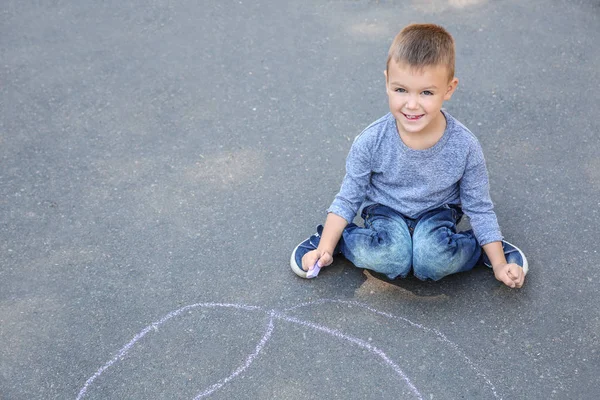 Kleines Kind Zeichnet Mit Bunter Kreide Auf Asphalt Raum Für — Stockfoto