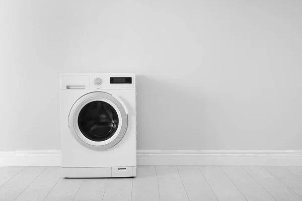 Wasmachine Buurt Van Witte Muur Ruimte Voor Tekst Wasserij Dag — Stockfoto