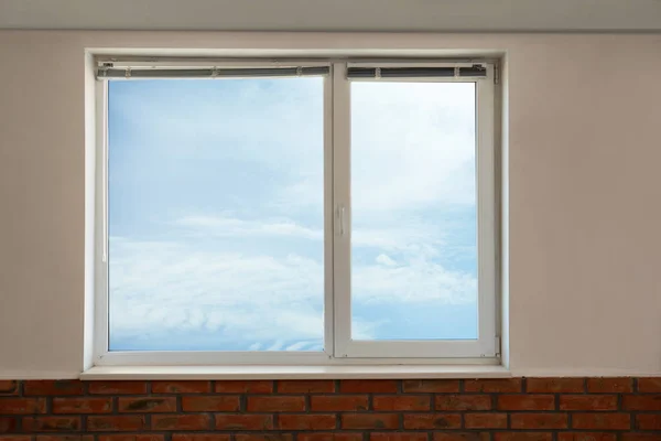 屋内で新しいのモダンなガラス張りの窓 ホーム インテリア — ストック写真