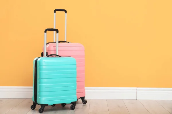 Koffer Gepackt Für Die Reise Auf Dem Boden Der Nähe — Stockfoto