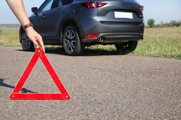 Hombre Poniendo Señal Parada Emergencia Cerca Coche Roto Carretera Del — Foto de Stock