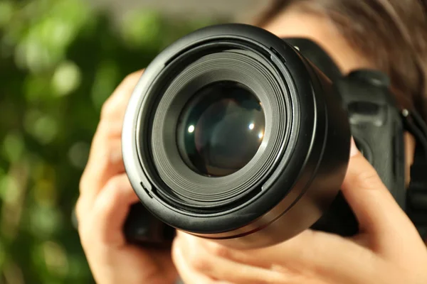 Fotógrafa Con Cámara Profesional Sobre Fondo Borroso Primer Plano — Foto de Stock