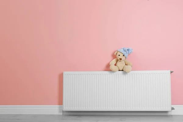 Oso Peluche Con Sombrero Punto Radiador Calefacción Cerca Pared Color — Foto de Stock