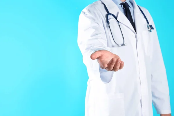 Manliga Läkare Erbjuder Hjälpande Hand Färg Bakgrunden Närbild Med Plats — Stockfoto