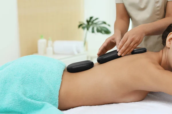 Mooie Jonge Vrouw Getting Hot Stone Massage Spa Salon — Stockfoto