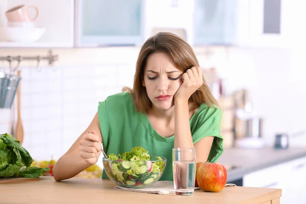 Δυστυχισμένη Γυναίκα Τρώει Σαλάτα Λαχανικών Στο Τραπέζι Στην Κουζίνα Υγιεινή — Φωτογραφία Αρχείου