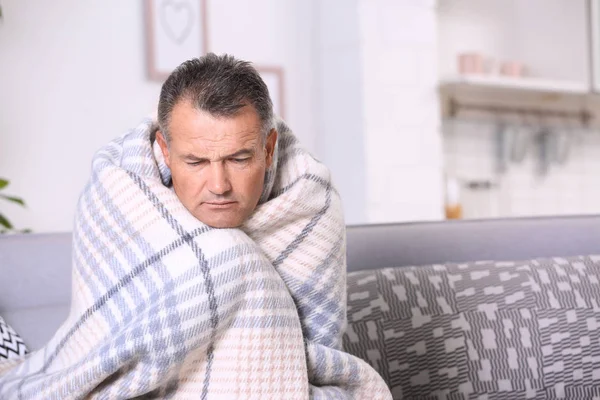 Hombre Que Sufre Tos Frío Sofá Casa Espacio Para Texto —  Fotos de Stock