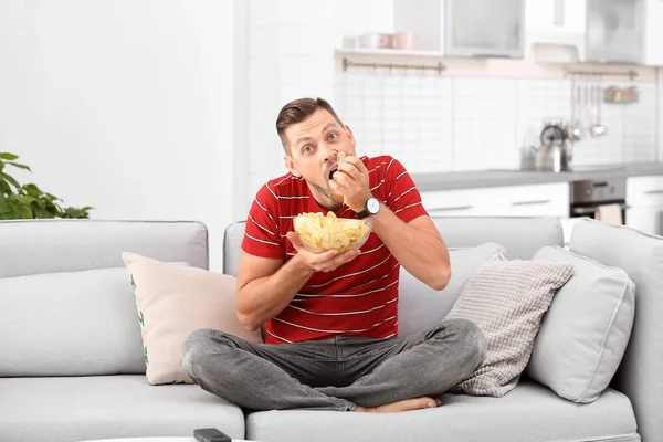 Homme Avec Bol Croustilles Assis Sur Canapé Dans Salon — Photo