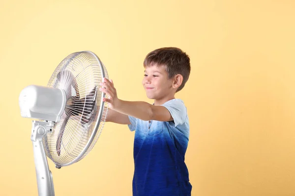 Küçük Çocuk Isı Renk Arka Plan Üzerinde Fan Önünde Ferahlatıcı — Stok fotoğraf