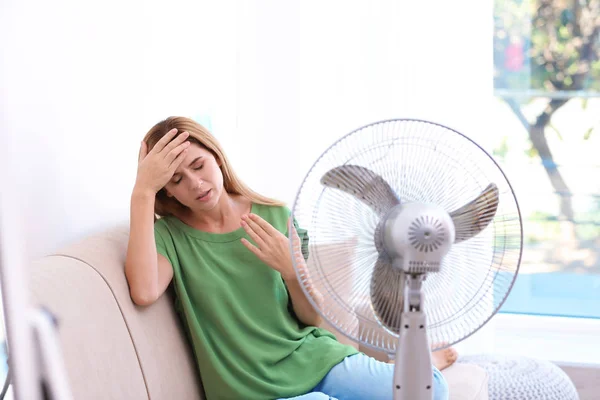 Vrouw Lijdt Aan Warmte Voor Fan Thuis — Stockfoto